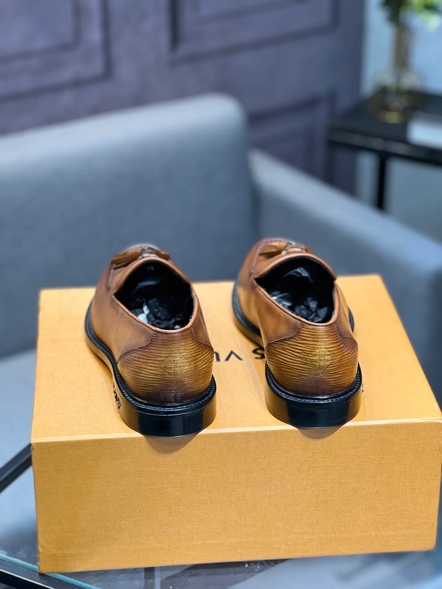 Men's shoes 💰1020 LV top luxury brand, high-quality men's business formal leather shoes, imported genuine leather soles! Customized imported leather, the first layer of open-edge beaded lacquered cowhide, the texture is incomparable, the imported cowhide lining, high-end high-end shoes, don't miss it! size:39-44 (Male 38 45 46 customized)